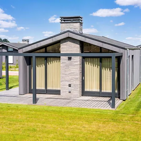 Modern Family Getaway In Oud Ade
